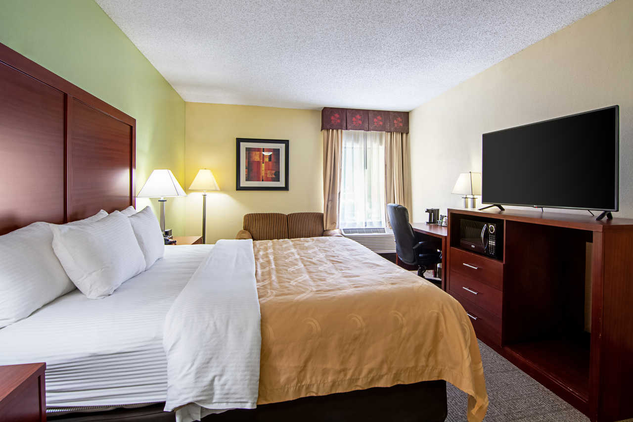 Guest-room-with-whirlpool-bathtub